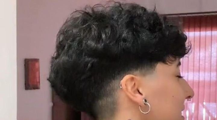 homem com cabelo curto