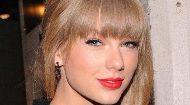 taylo swift com franja meia lua