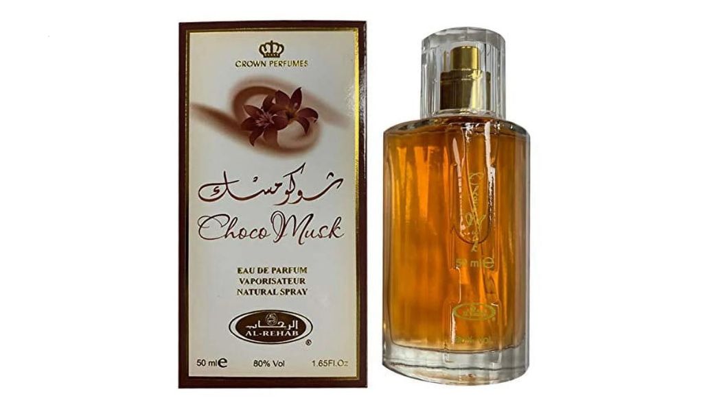 Caixa e frasco de perfume marrom com tampa transparente, contendo líquido âmbar, com texto na embalagem.