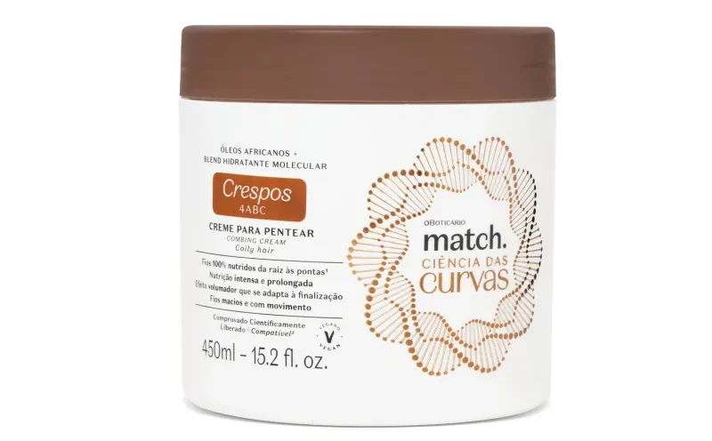 creme-de-pentear-boticario-e1713892889503 Recipiente cilíndrico com tampa marrom e rótulo branco, contendo creme para pentear cabelos crespos, 450 ml.