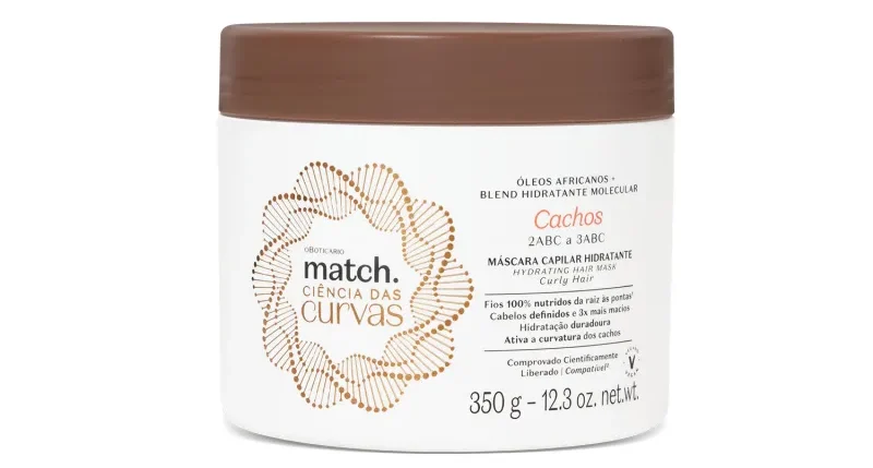 mascara-capilar-linha-match-e1713893119468 Pote de máscara capilar hidratante para cabelos cacheados, com tampa marrom e informações sobre nutrição e definição.