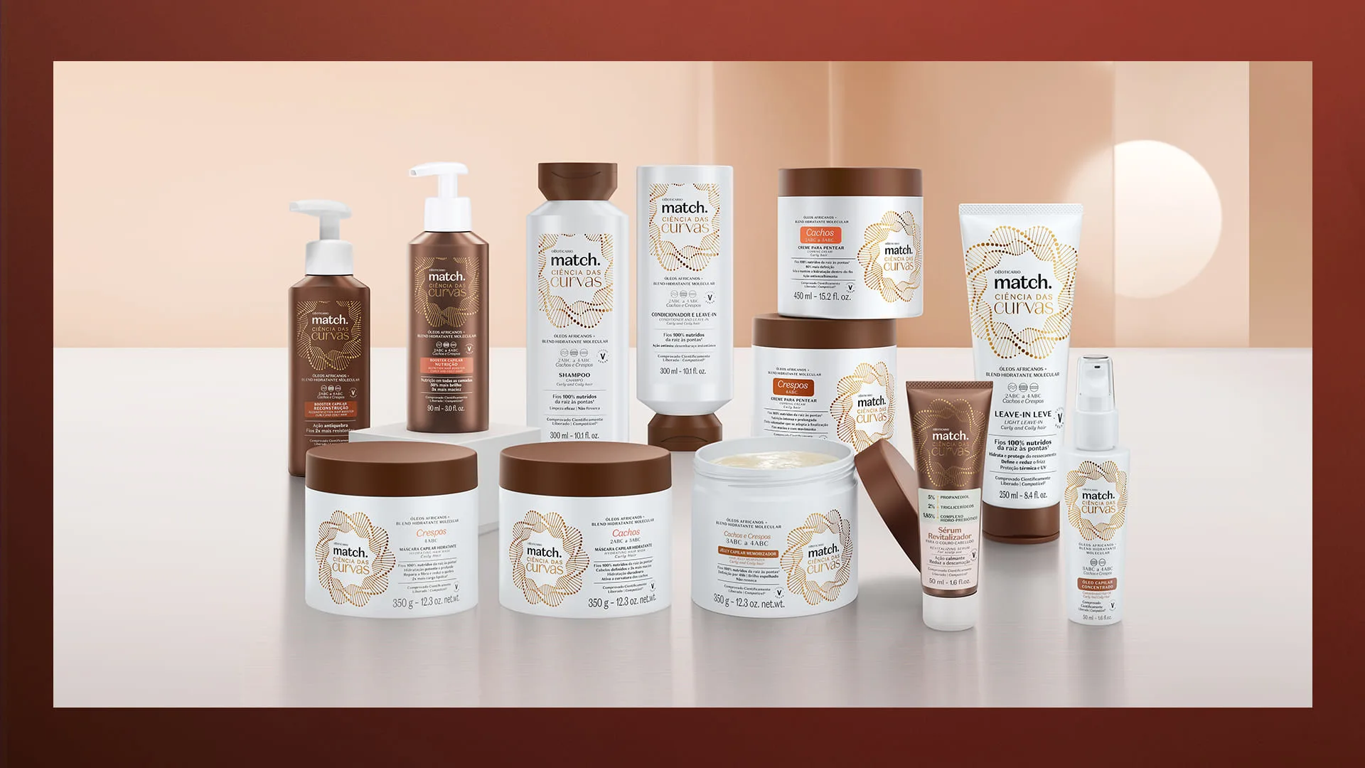Linha de produtos para cabelos cacheados em embalagens variadas dispostas sobre uma superfície clara.