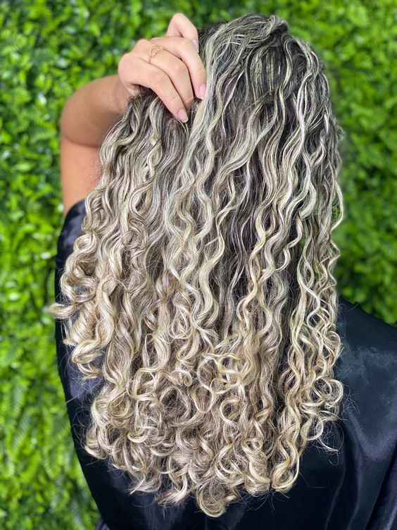loiro cogumelo cabelo cacheados